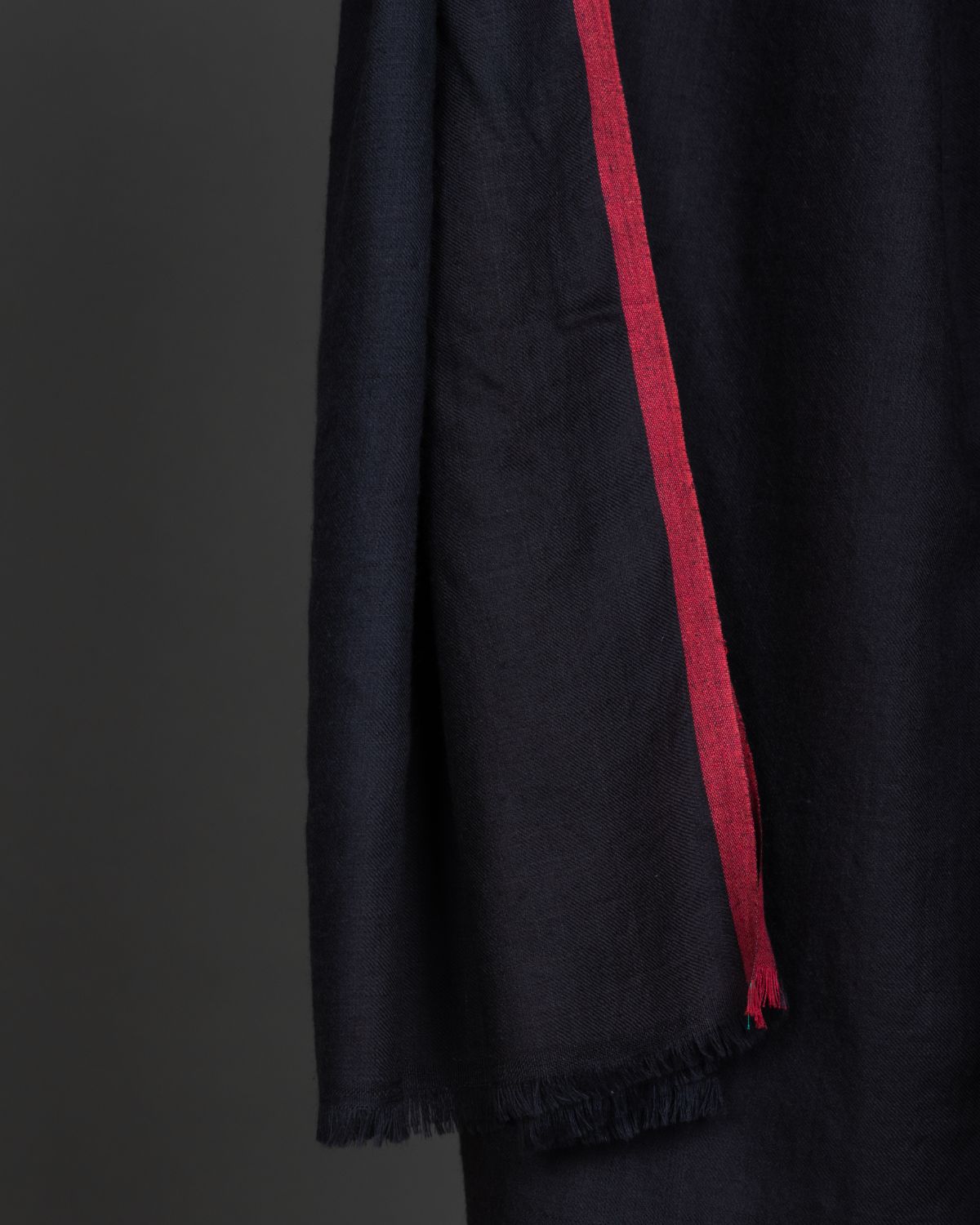 Kund Daar Deep Grey/Red Stole